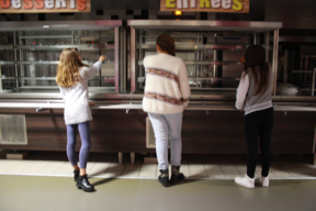 Attendre son plat au self service de  la cantine.JPG