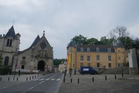 Ecouen place de l'église et de la mairie.JPG