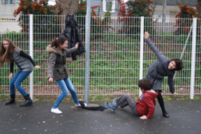 Comérages autour du poteau de la cours de recréation.JPG