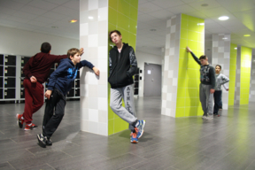 dans le hall d'entrée, rencontre, discution, auour des poteaux .JPG